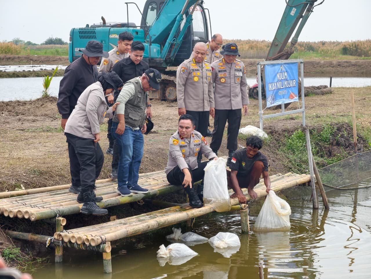 Polda Metro  Tebar 37 Ribu Benih Ikan di Muara Gembong, Dukung Ketahanan Pangan